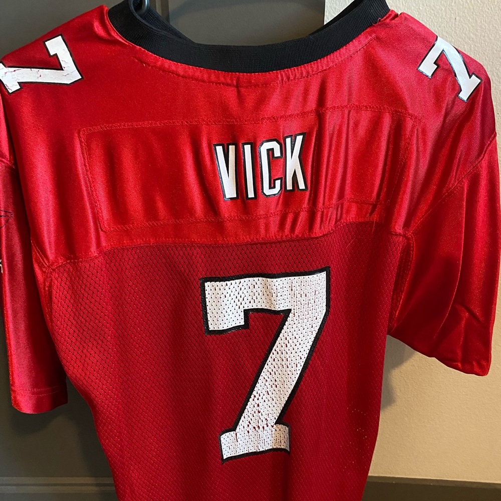 Youth XL (fits like an adult medium) Falcons Michael Vick Reebok jersey